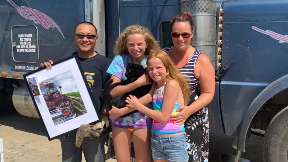 Jack Shao, Chylisse Marchand, Shay Urschel qui tient Spooky le chat et Alli Urschel posent devant le camion de Jack Shao.