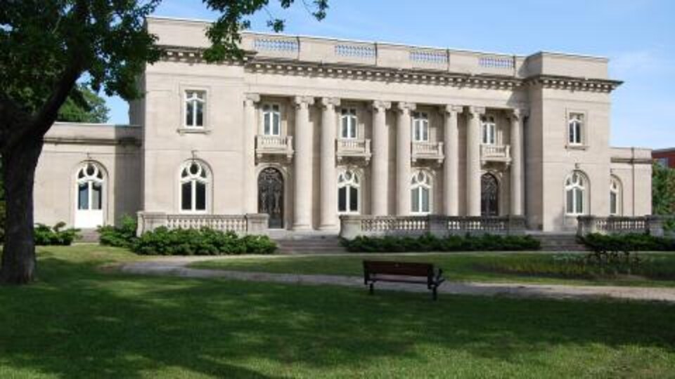 Façade du Château Dufresne.