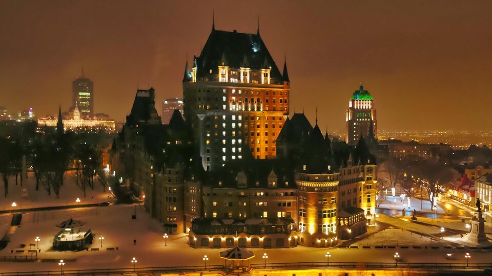 Vue aérienne du Château Frontenac un soir de couvre-feu.