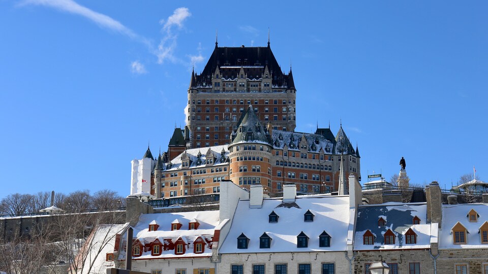 Le château Frontenac découpé sur un ciel bleu, avec les toits de la vieille ville en contrebas