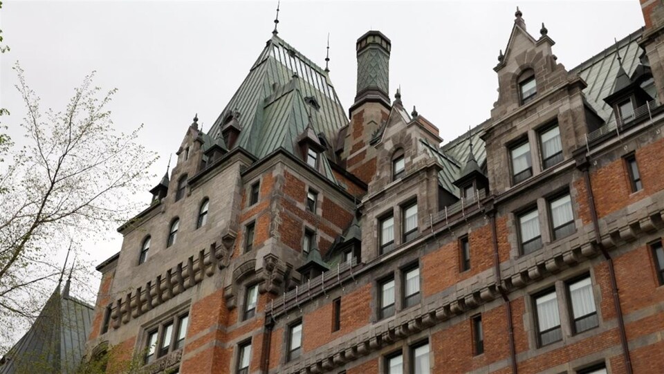 Le Château Frontenac de Québec avec son toit pointu, ses murs de brique et ses nombreuses fenêtres