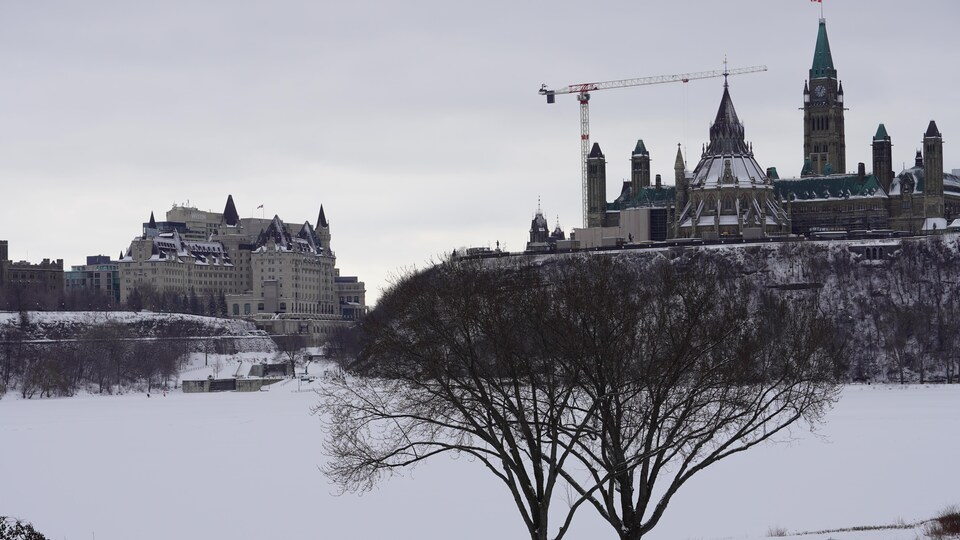 Un plan large du Château Laurier d'Ottawa et de la colline du Parlement.