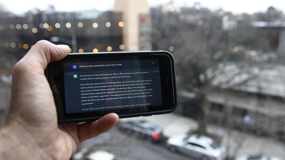 Le logiciel d'intelligence artificielle ChatGPT est utilisé sur un téléphone cellulaire le 5 janvier 2023.