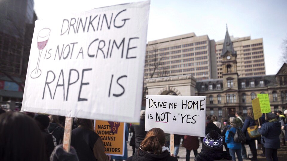 Manifestations à Halifax le 7 mars 2017 après la décision du juge Gregory Lenehan d'acquitter un chauffeur de taxi accusé d'agression sexuelle.