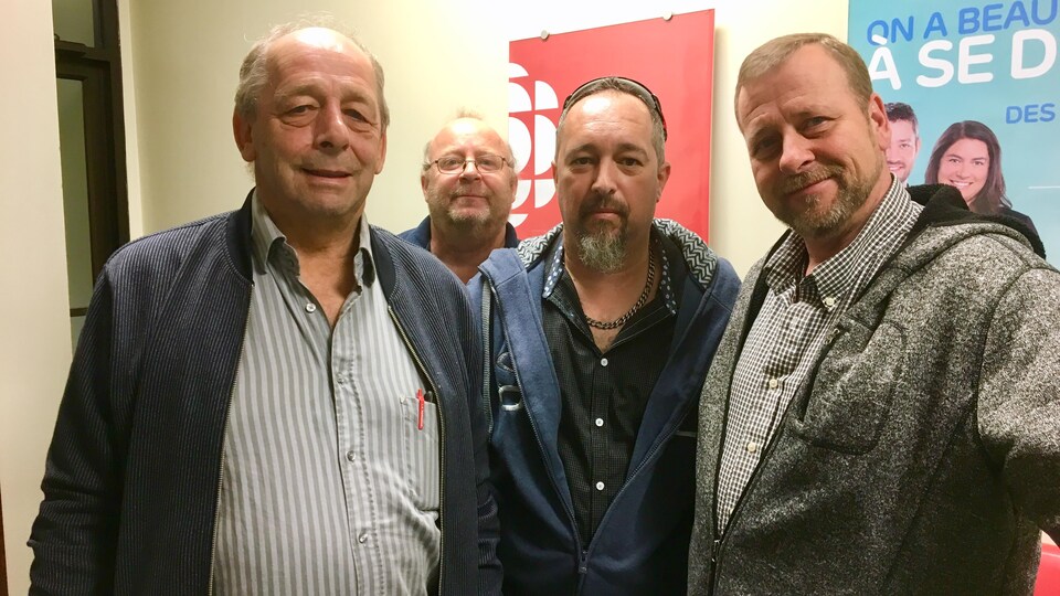 De gauche à droite: Jean-Guy Quévillon, Anré Mocibob, Dominic Dubé et Denis Parent dans la station de Radio-Canada à Rouyn-Noranda.
