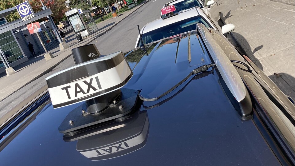 Des voitures de taxi à un poste d'attente de Montréal.