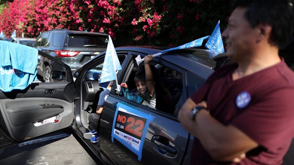 Un chauffeur Uber participant à une manifestation contre la Proposition 22 à Los Angeles