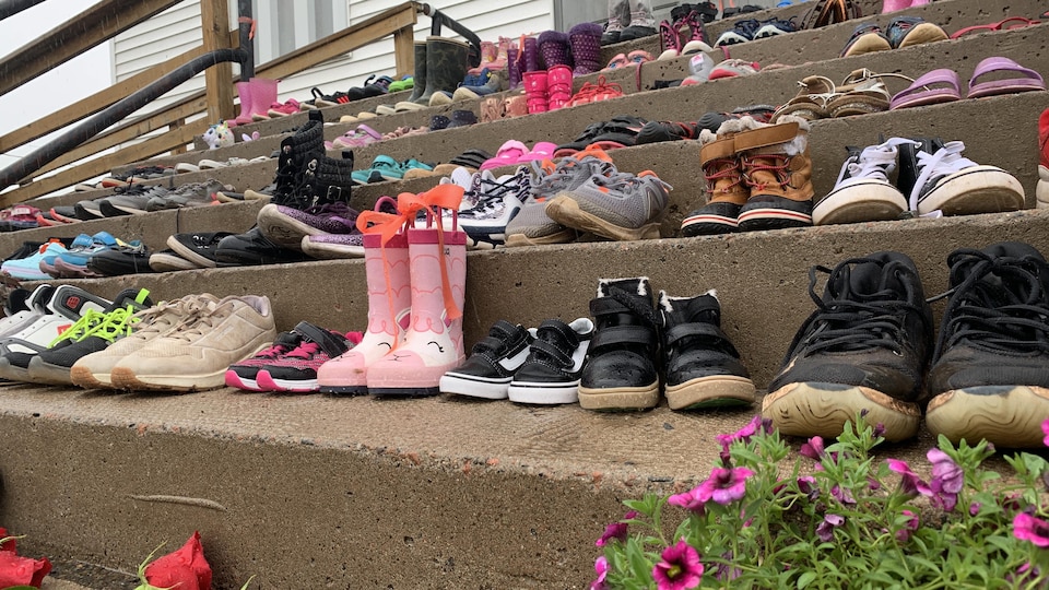 Des chaussures d'enfants sur les marches de l'église. 