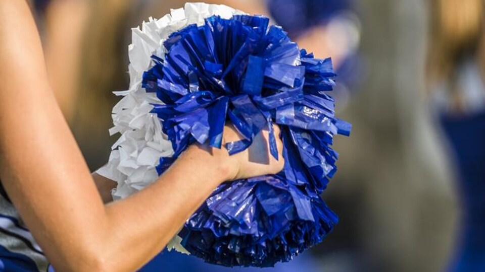 Une meneuse de claque et son pompon
