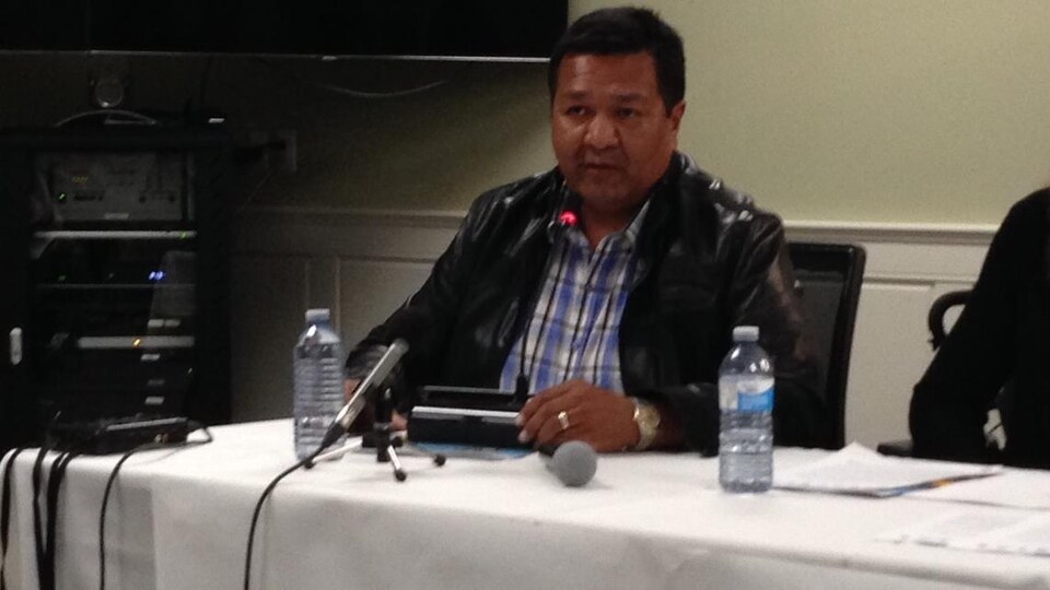 Le chef Bruce Achneepineskum de la Première Nation de Marten Falls pendant une conférence de presse.