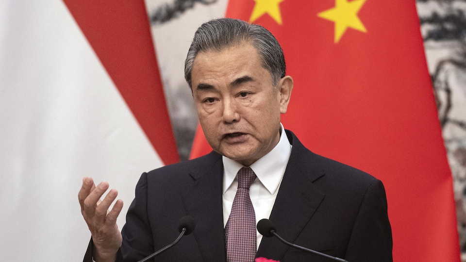 Le chef de la diplomatie chinoise, le conseiller d'État Wang Yi, prononce un discours.