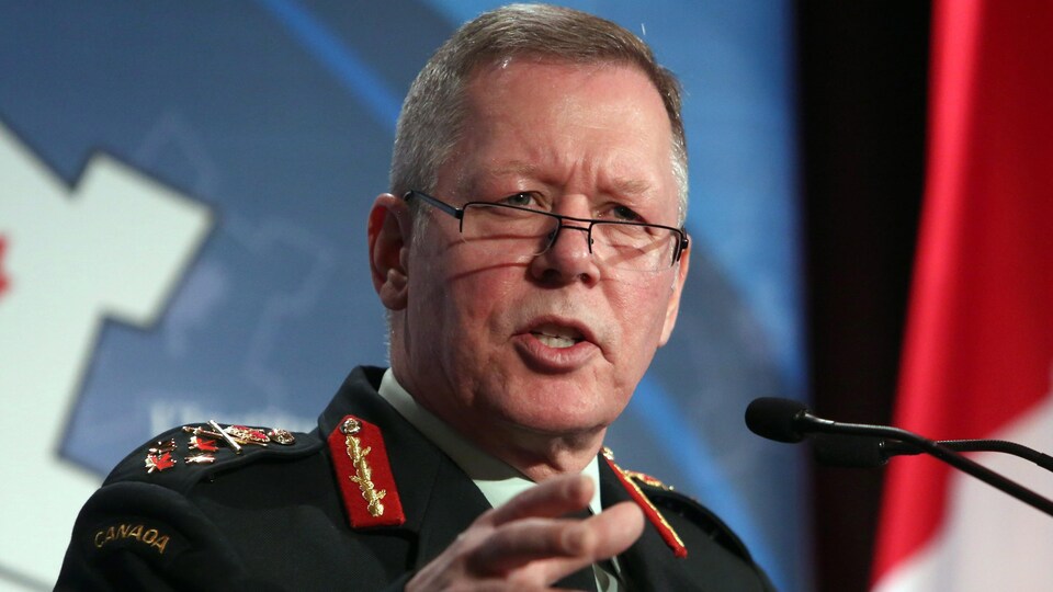Le général Vance s'adresse aux journalistes.