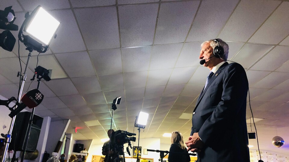 Le chef du Parti progressiste-conservateur Blaine Higgs face aux caméras.