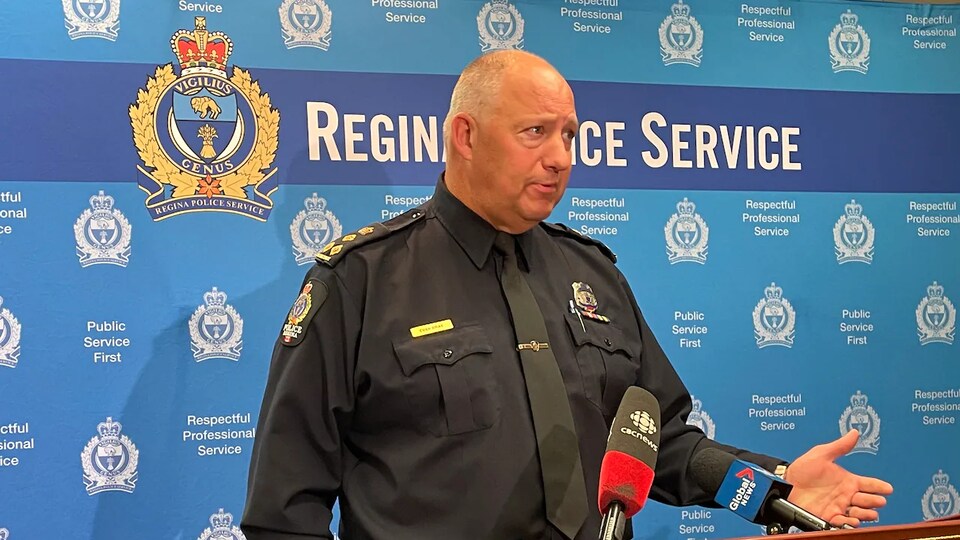 Le chef de police de Regina, Evan Bray, en conférence de presse le 28 juin 2022.