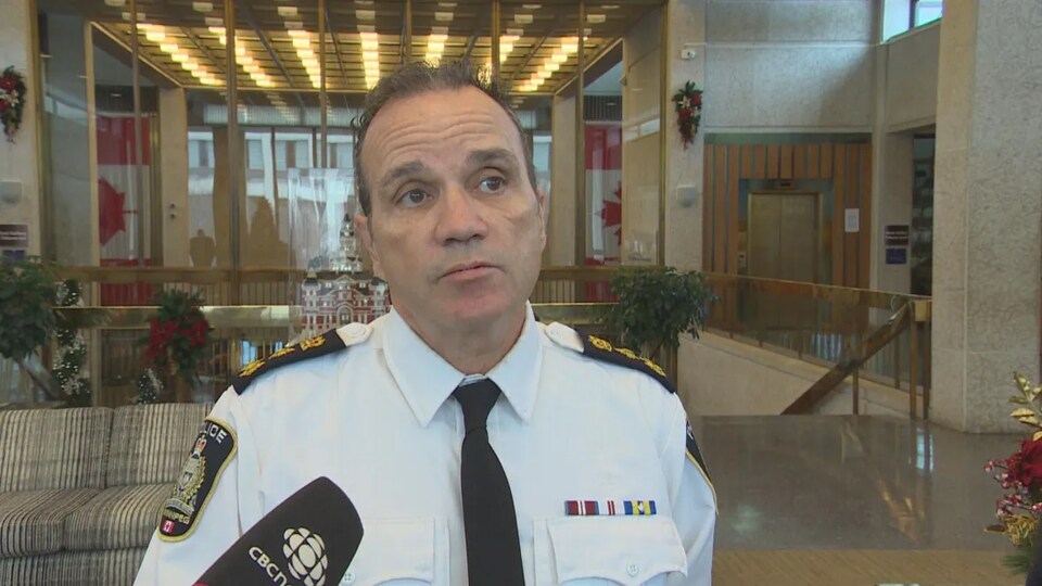 Le chef de police Danny Smyth à l'hôtel de ville de Winnipeg, le 2 décembre 2022. 