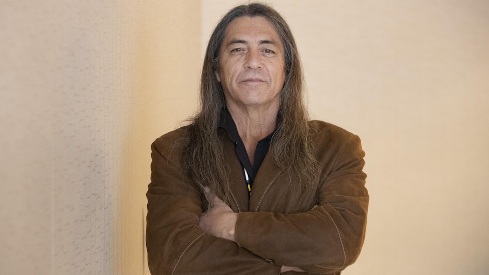 Le grand chef de Kanesatake Serge Otsi Simon pose pour la caméra le 27 janvier 2020.