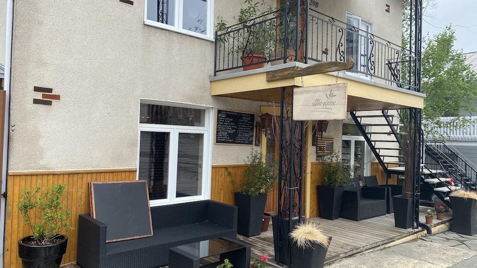 La façade du restaurant Chez St-Pierre. La terrasse a été aménagée pour que les clients puissent attendre leurs commandes.