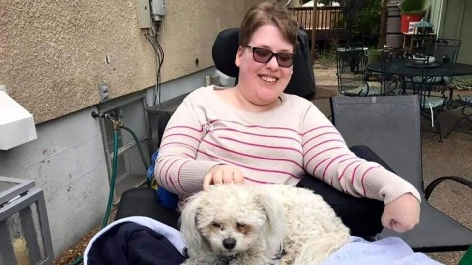 Chelsea Dreher avec un chien sur les genoux.