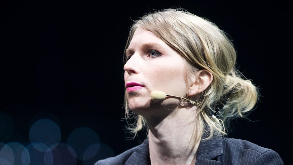 Gros plan sur le visage de Chelsea Mannning, qui porte un micro pour l'occasion.