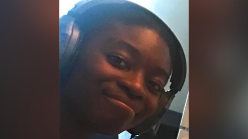 Chelsia est une jeune femme de 16 ans. Son teint de peau est foncé, ses yeux sont bruns et ses cheveux, noirs.