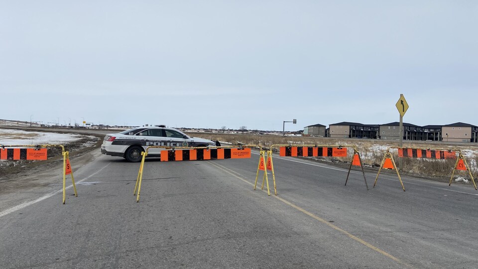Des barrières et une voiture de police bloquent l'entrée au dépotoir du chemin Brady, le 4 avril 2023.