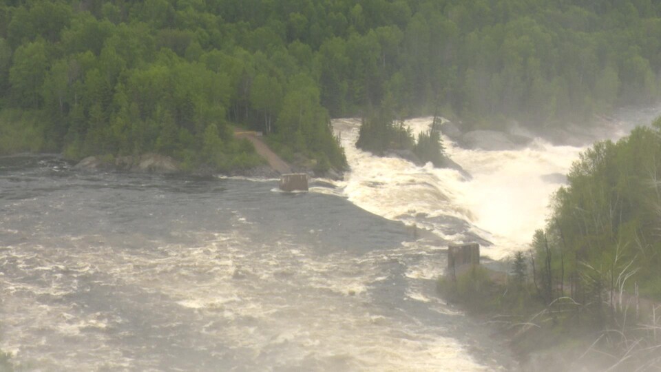 Un chemin complètement inondé par les déversements d'Hydro-Québec.