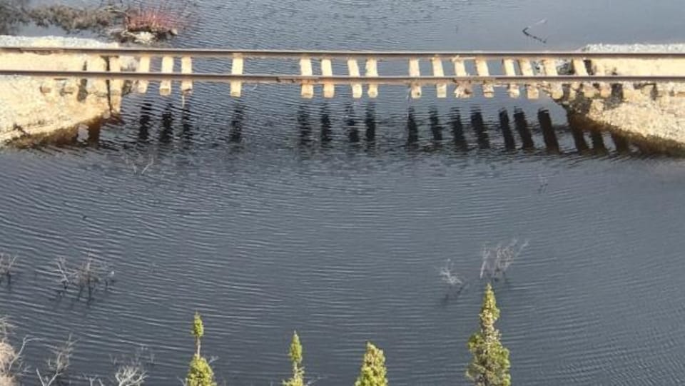 Un pont de chemin de fer partiellement détruit dans le nord du Manitoba.