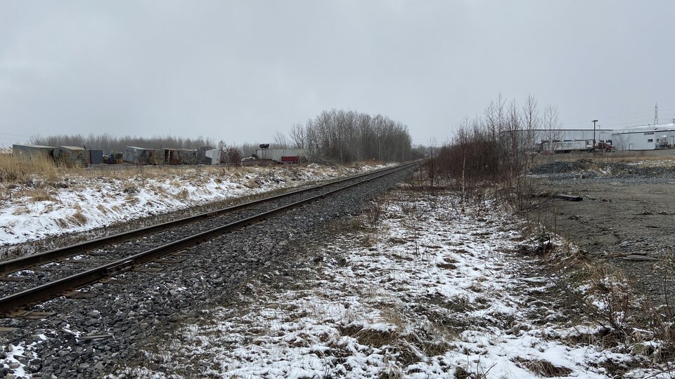 Un chemin de fer dans un secteur industriel.
