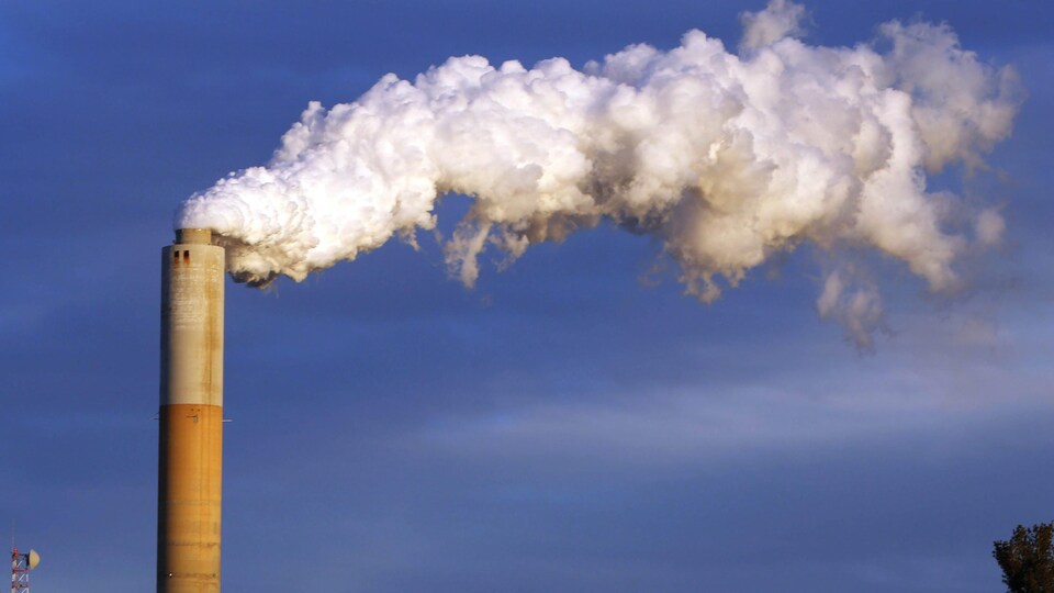 Des émissions polluantes s'échappent d'une cheminée