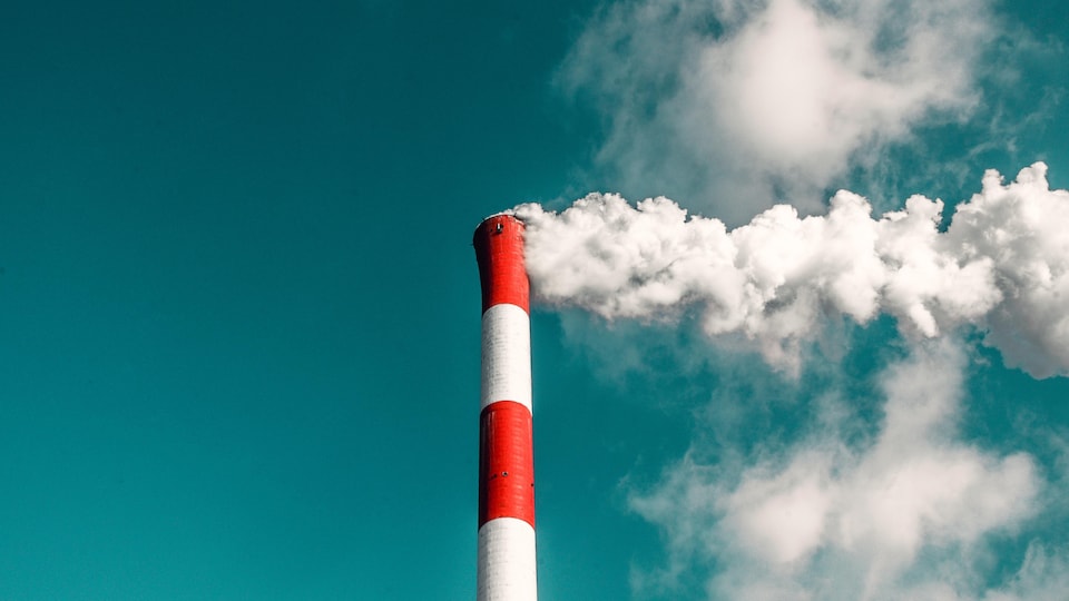 Fumée s'échappant d'une cheminée industrielle.