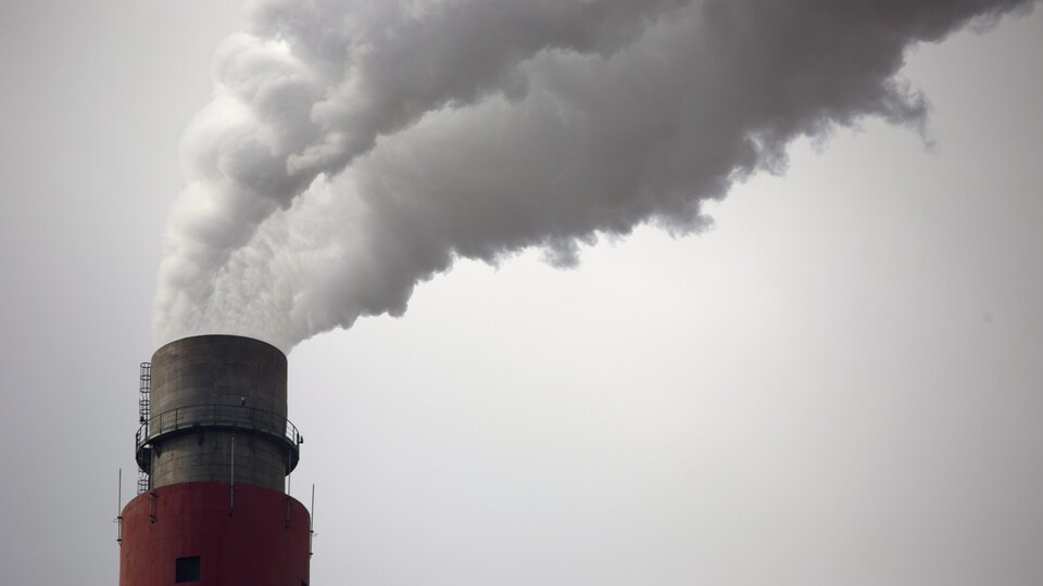 Photo des émissions polluantes sortant d'une cheminée d'usine