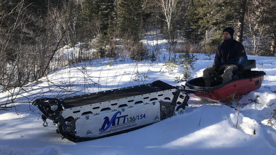 Un engin de transport sur neige.