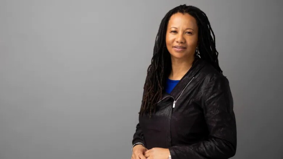 Charmaine Nelson sourit.