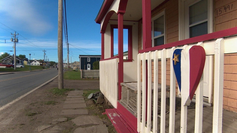 Une maison à Chéticamp arbore un coeur à l'effigie du drapeau acadien.