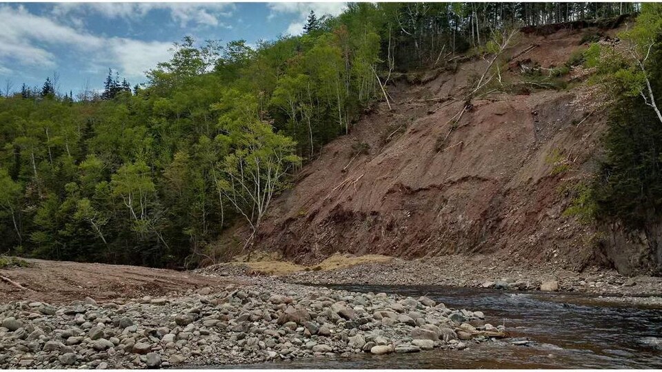 Parcs Canada a embauché une entreprise locale pour enlever les débris de la rivière Chéticamp.