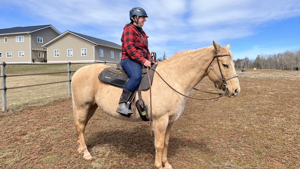 Renée Bertrand sur un cheval.