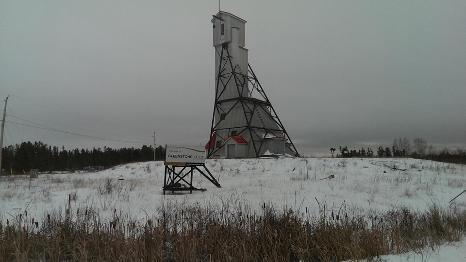 Un chevalement de mine sur le site de la future mine de Greestone Gold.