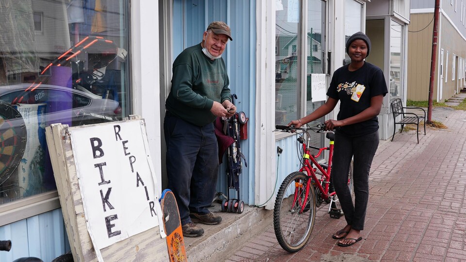 Une jeune fille, tout sourire, après que Gaston eut réparé son vélo.