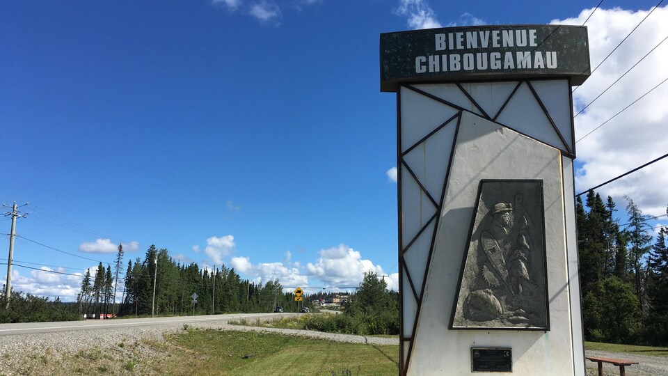 Une construction souhaite la bienvenue aux visiteurs le long de la route.