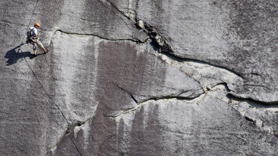 Un grimpeur sur l'un des monts d'escalade les plus prisés au monde : le Chief, à Squamish, en Colombie-Britannique.