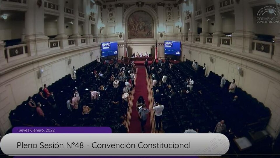 Des Chiliens réunis dans une grande salle.