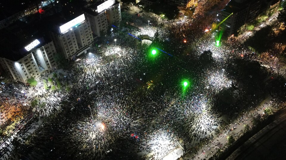 Des milliers de manifestants sur une place à Santiago, au Chili.