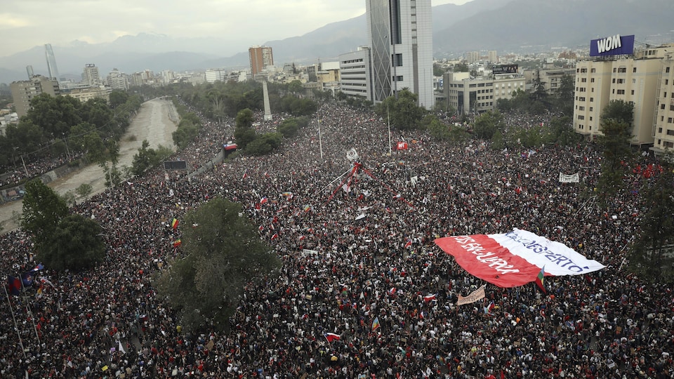 Le rassemblement de vendredi à Santiago. 