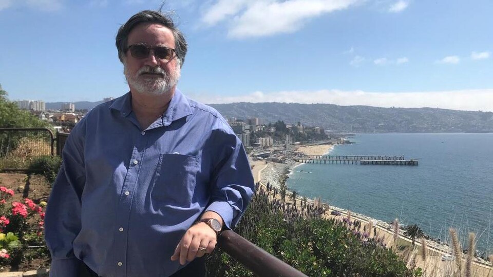 Le politologue Pierre Ostiguy sur son balcon dans la région de Valparaiso. 