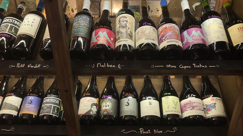 Des vins sur une tablette.