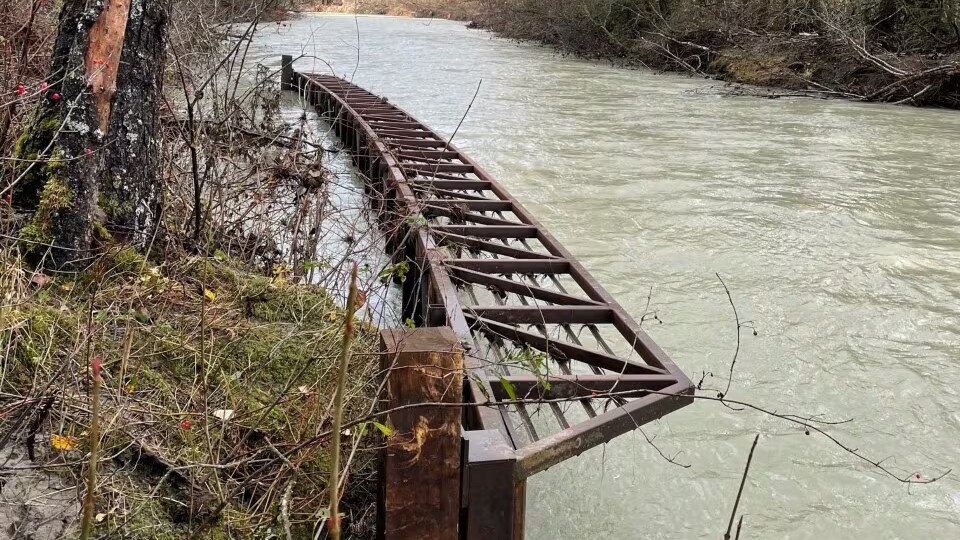 Un pont d'acier est tombé dans une rivière sur le sentier de la Chilkoot, en Alaska, automne 2022. 