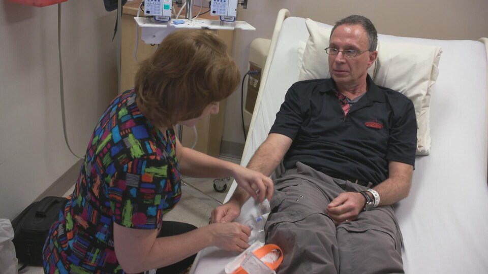 Un homme à l'hôpital avec une infirmière.