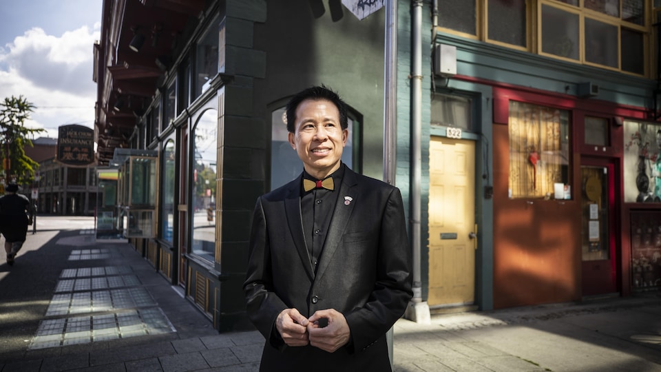 Rod Chow est photographié devant l'édifice Sam Kee, dont il est propriétaire.