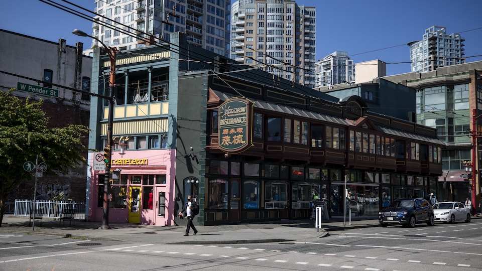 L'édifice Sam Kee au coin des rues Pender et Carrall, dans le quartier chinois de Vancouver.