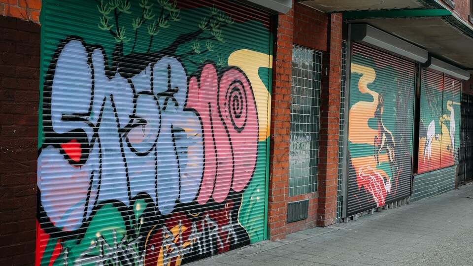 Une graffiti recouvrant une murale. 